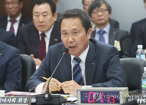답변하는 이양호 한국마사회장