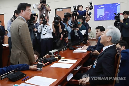 與 "책무망각" vs 한국당 "방송장악 저지"…국회파행 책임 공방(종합) - 1
