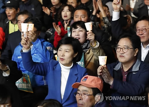 촛불1주년 집회에 與의원들도 동참…"국민 요구 맘에 새길 것" - 1