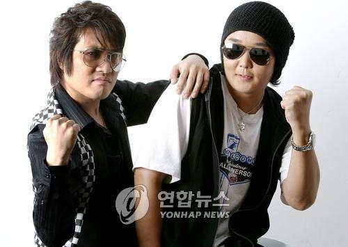 2007년 3집 '버텨!'를 낼 당시 육각수. 왼쪽이 도민호, 오른쪽이 조성환.