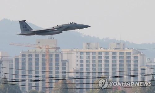 광주 광산구 아파트단지 인근에서 이륙하는 군 항공기