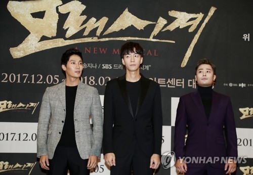 '모래시계' 태수역 맡은 배우들(서울=연합뉴스) 이재희 기자 = 30일 오전 서울 중구 장충아트센터에서 열린 '뮤지컬 모래시계' 제작발표회에서 태수 역을 맡은 배우 김우형(왼쪽부터), 신성록, 한지상이 포즈를 취하고 있다. 이 뮤지컬은 12월 5일부터 내년 2월 11일까지 공연된다. 2017.10.30