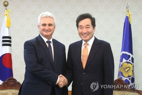 체코 상원의장과 악수하는 이낙연 총리