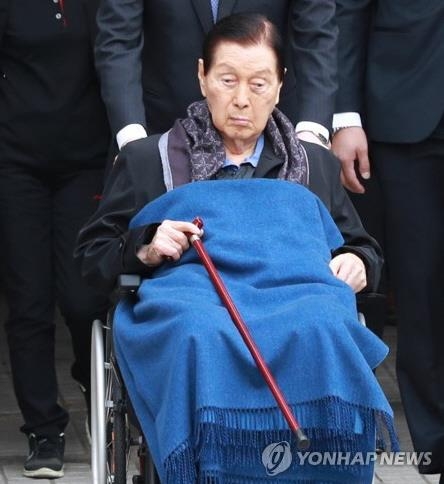 검찰, '경영비리' 신격호 총괄회장 징역 10년 구형(서울=연합뉴스) 한종찬 기자 = 경영비리 혐의로 재판에 넘겨진 롯데의 창업주 신격호 총괄회장이 1일 오후 서울 서초구 중앙지방법원에서 열린 결심 공판을 마친 뒤 밖으로 나서고 있다. 검찰은 이날 결심 공판에서 신 총괄회장에게 징역 10년과 벌금 3천억원을 선고해달라고 재판부에 요청했다 2017.11.1saba@yna.co.kr