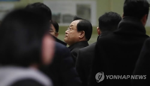 검찰 조사실 향하는 이병기(서울=연합뉴스) 김인철 기자 = 이병기 전 국정원장이 박근혜 전 대통령에게 특수활동비를 상납했다는 의혹과 관련해 피의자신분 조사를 받기 위해 13일 오전 서울 서초동 서울중앙지검 조사실로 향하고 있다. 2017.11.13yatoya@yna.co.kr(끝)