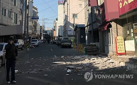 지진에 부서진 포항 시내 건물 외벽