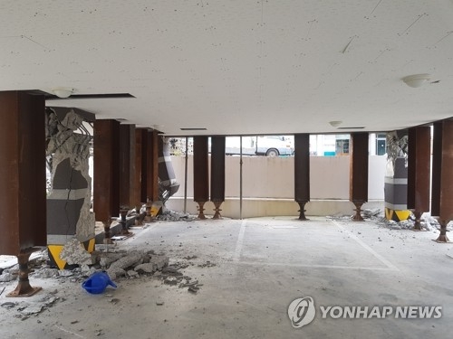 (포항=연합뉴스) 최수호 기자 = 지난 15일 발생한 규모 5.4 지진으로 경북 포항시 한 원룸 건물 일부 기둥이 파손되자 시공사 측이 보강 공사를 실시했다.