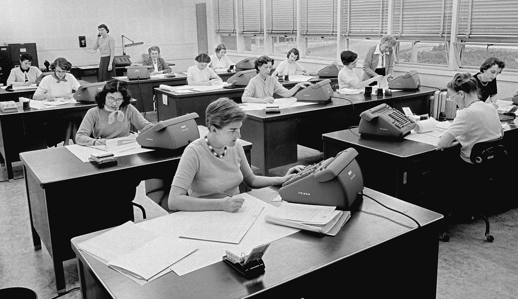 1955년 '인간 컴퓨터'들이 일하는 모습. 나사/JPL-칼텍 제공 [알마 출판사 제공=연합뉴스]