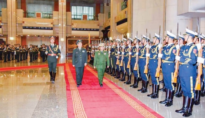 중국 의장대 사열하는 미얀마군 최고사령관[사진출처 미얀마뉴스통신]