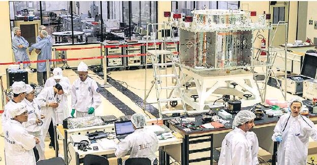 브라질 과학기술부 산하 국립우주연구소(INPE)에서 중국과 브라질 연구진이 인공위성 CBERS 4A를 제작하고 있다. [브라질 일간지 에스타두 지 상파울루]