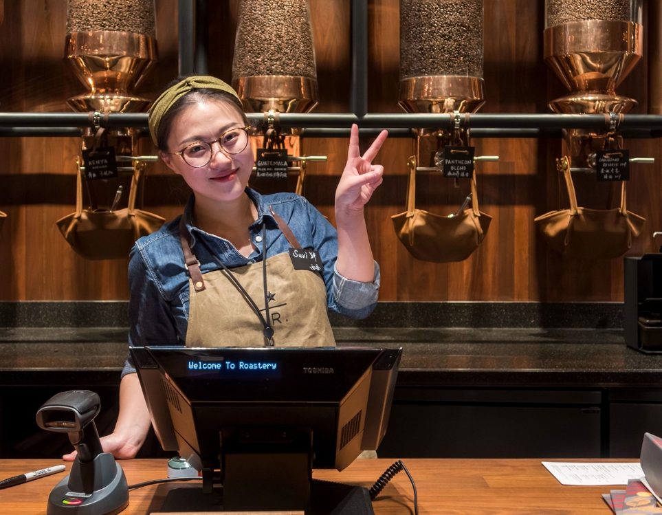 "장사가 잘돼서 좋아요"(상하이 AFP=연합뉴스) 6일 상하이 스타벅스 리저브 로스터리(Starbucks reserve roastery) 매장에서 한 종업원이 밝은 표정으로 포즈를 취하고 있다.