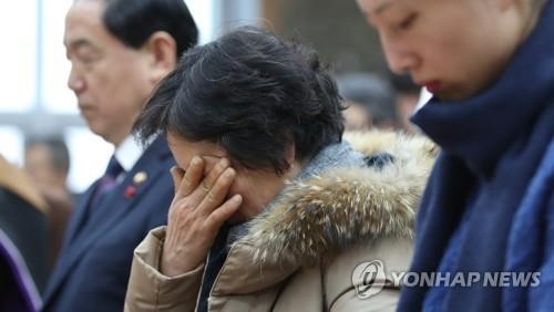 눈물 훔치는 백남기씨 부인 박경숙씨