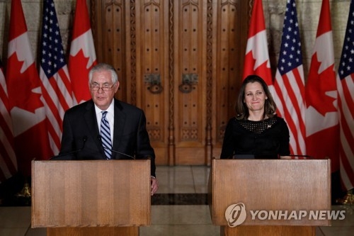 공동기자회견하는 렉스 틸러슨 미 국무장관과 크리스티아 프릴랜드 캐나다 외교장관