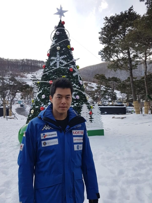 대회 인근 숙소에서 포즈를 취한 김현태.