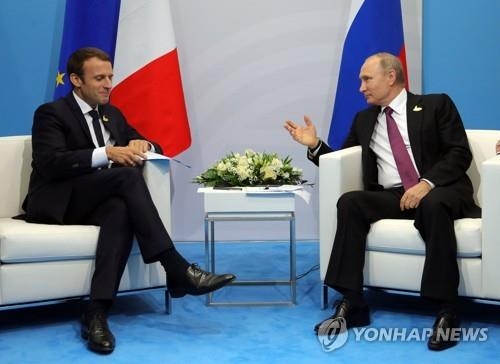 마크롱(왼쪽) 프랑스 대통령과 푸틴 러시아 대통령 [EPA=연합뉴스 자료사진]
