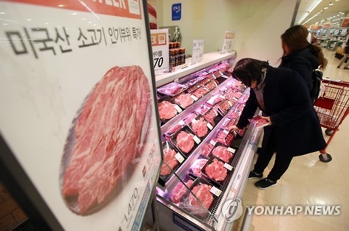 소비자들이 마트에서 미국산 쇠고기를 고르고 있다. [연합뉴스 자료사진]