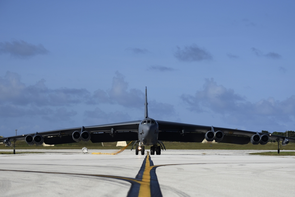 괌 앤더슨 공군기지에 착륙한 B-52H