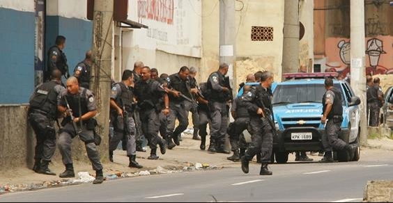 리우 시 북부 자카레지뉴 빈민가에서 범죄조직 단속작전에 나선 경찰 [브라질 일간지 우 지아]