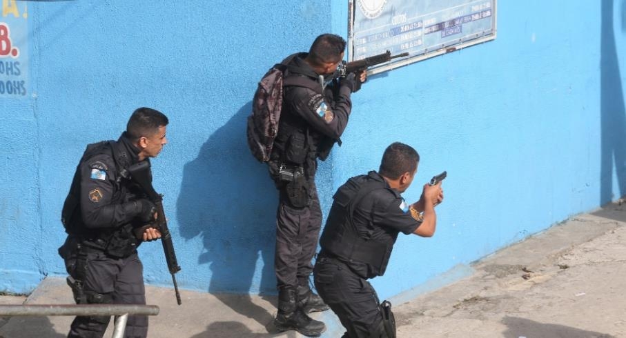 리우 시내 시다지 지 데우스 빈민가에서 경찰이 범죄조직원들과 총격전을 벌이고 있다. [브라질 일간지 글로부]
