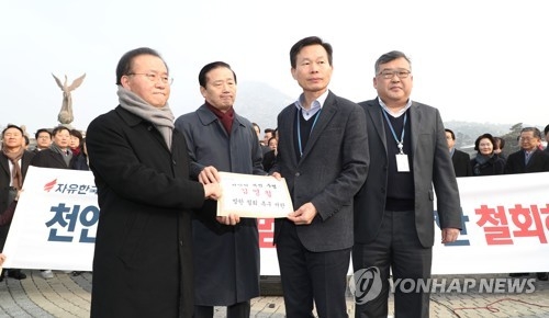 한국당 "김영철, 천안함 폭침 주범 살인자"…육탄저지 검토(종합) - 2