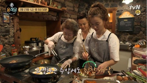 '윤식당2'에서 윤여정(왼쪽)과 정유미(오른쪽)이 요리에 열중하고 있다. tvN 화면 캡처.