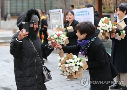 '폭력과 차별에 침묵하지 마세요'(서울=연합뉴스) 김인철 기자 = 세계 여성의 날인 8일 오전 서울 종로구 광화문역 인근에서 한국여성의전화 관계자들이 시민들에게 미투 운동에 대한 연대와 지지를 상징하는 하얀 장미를 나눠주고 있다. 2018.3.8