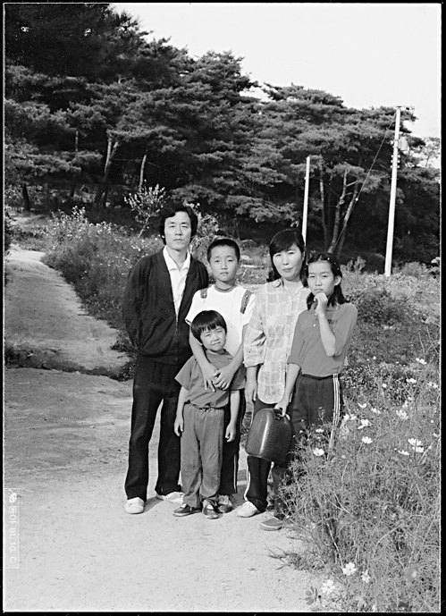 한승원 작가의 가족사진. 맨 오른쪽이 딸 한강이다.