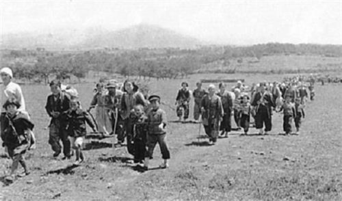 1948년 5월 산에서 내려오는 주민들 모습.