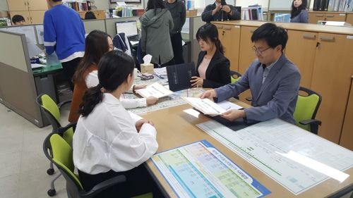 예비후보 등록 서류 내는 정의당 청년당원들