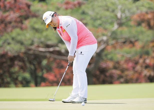 지난해 5월 강원도 춘천 라데나골프장에서 열린 ‘KLPGA(한국여자프로골프) 투어’의 ‘두산 매치플레이 챔피언십’ 8강전 5번 홀에서 퍼팅하는 박인비 선수. KLPGA 제공
