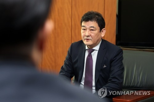 금호타이어 사원과 면담하는 차이융썬