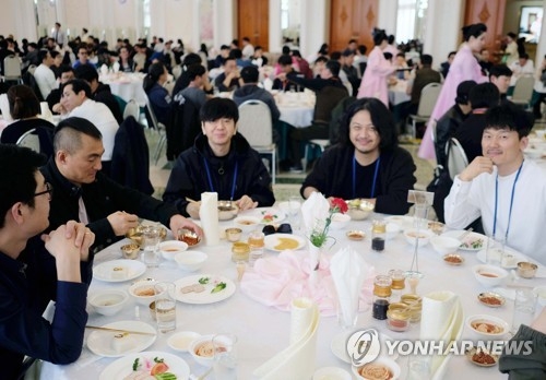 YB 일행 점심은 평양냉면