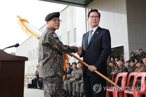 부대기 넘겨받는 구원근 초대 동원전력사령관