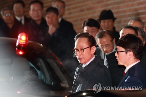 MB 구속(서울=연합뉴스) 신준희 기자 = 110억원대 뇌물 수수와 340억원대 비자금 조성 등 혐의로 구속영장이 발부된 이명박 전 대통령이 23일 서울 강남구 논현동 자택에서 나와 서울동부구치소로 향하고 있다. 2018.3.23hama@yna.co.kr(끝)