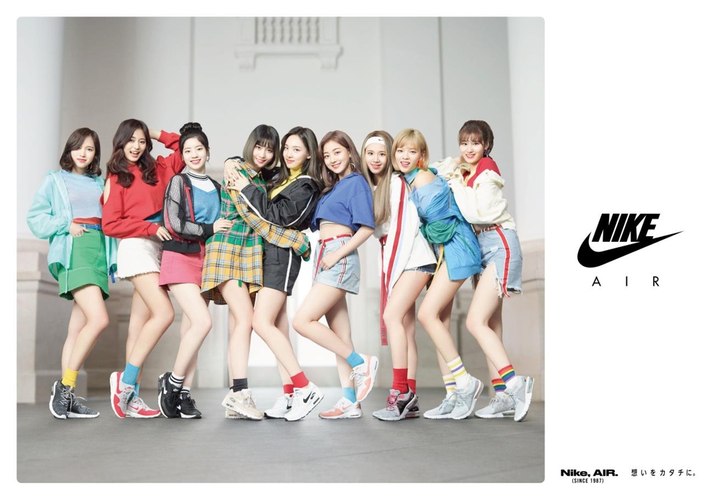 트와이스 나이키 에어맥스 광고 재킷