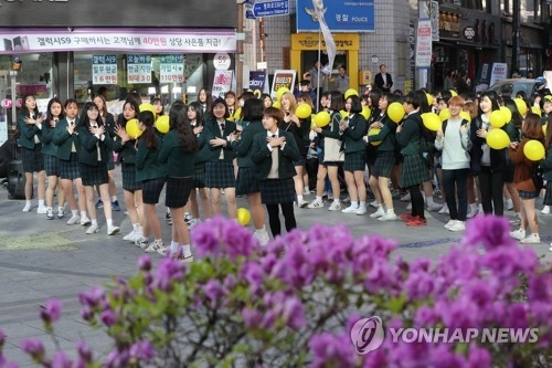 의정부서 열린 세월호 참사 추모 플래시몹(의정부=연합뉴스) 임병식 기자 = 세월호 참사 4주기인 16일 오후 경기도 의정부시 행복로에서 의정부여자중학교 재학생들이 세월호 참사를 추모하는 플래시몹을 하고 있다. 2018.4.16andphotodo@yna.co.kr(끝)