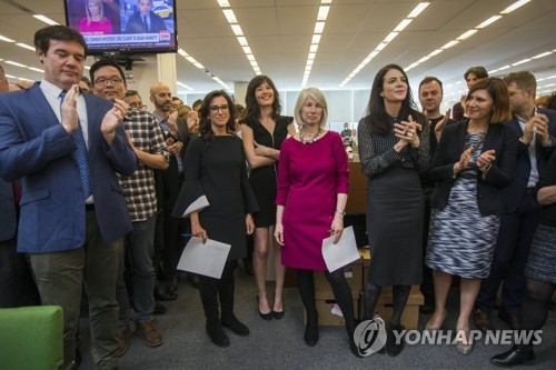 퓰리처상 수상을 자축하는 뉴욕타임스 기자들