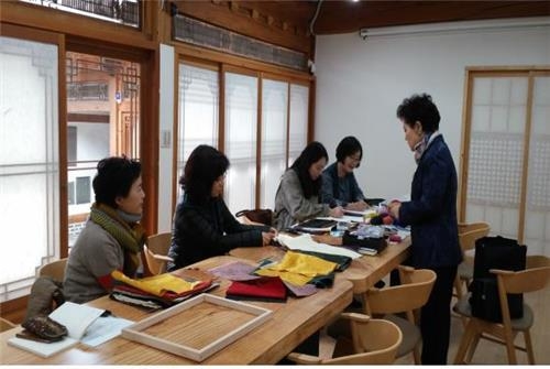 북촌 교육전시장에서 자수를 배우는 모습