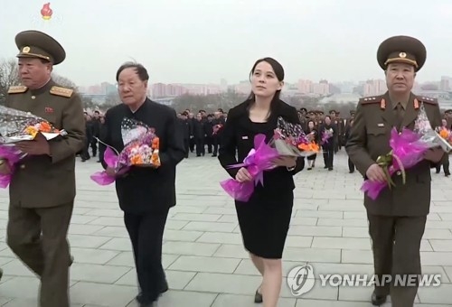 김일성·김정일 동상 참배하는 김여정(오른쪽 두번째)