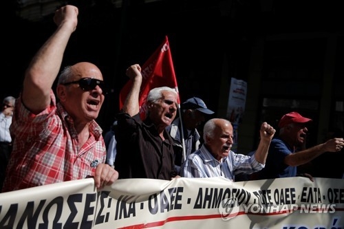 그리스 연금생활자들이 25일 아테네 거리에서 정부의 연금 추가 삭감 조치에 항의하는 시위를 벌이고 있다. [로이터=연합뉴스] 