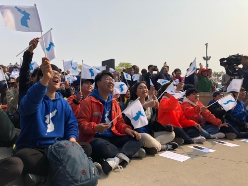 (파주=연합뉴스) 권숙희 기자 = 27일 경기도 파주시 임진각관광지에 모인 대학생들이 남북정상회담 생중계를 보며 환호하고 있다. 2018.4.27