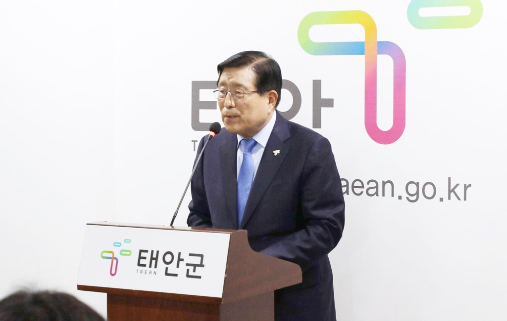 예비후보 등록 후 기자 회견하는 한상기 태안군수