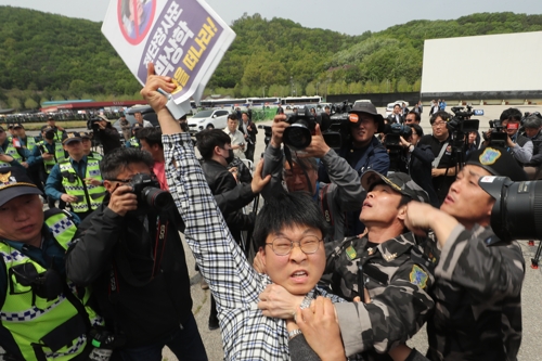 전단살포 놓고 충돌