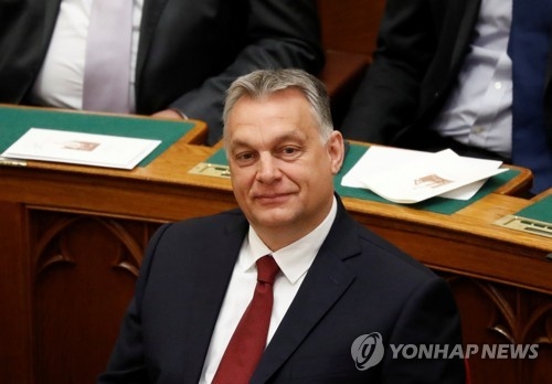 미소 짓는 오르반 헝가리 총리