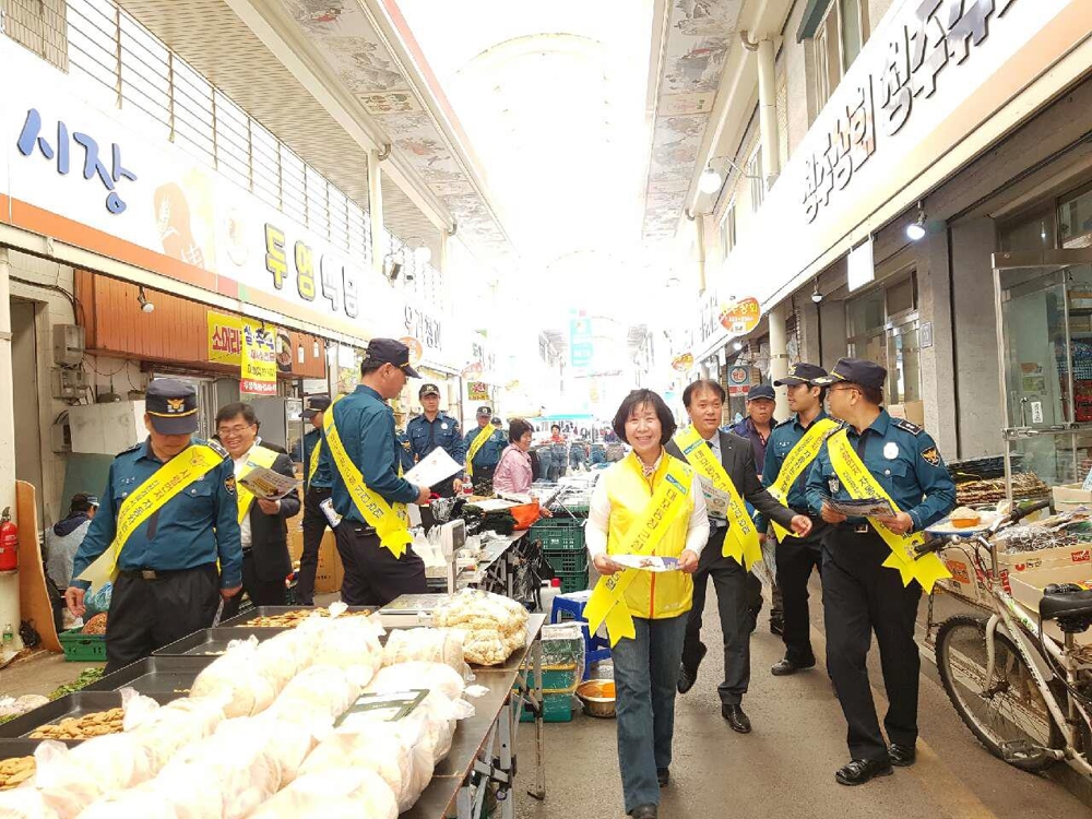 진천군 전통시장에서 교통사고 예방 캠페인을 하고 있는 경찰과 새마을 부녀회 회원들.