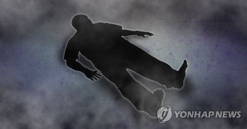 홀로 살던 60대 기초생활 수급자 숨진지 일주일만에 발견 - 1