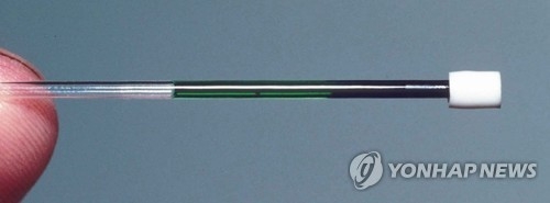 녹색피를 원심분리기로 돌린 결과 왼쪽은 녹색, 오른쪽은 빨간색을 띠고 있다.