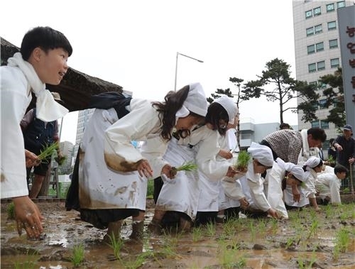여기 서울 맞아요. 뒤로 빌딩 보이시지요