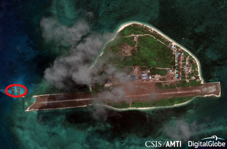 남중국해 티투 섬 해안에 정박한 바지선 2척(빨간선) 위성 사진 [AMTI 캡처]