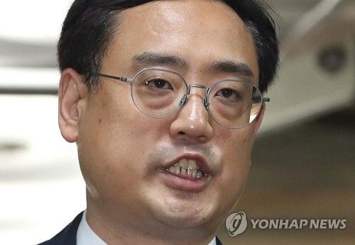 법정 향하는 변희재(서울=연합뉴스) 김주성 기자 = 최순실 씨의 태블릿PC 관련 보도가 조작됐다고 주장해온 변희재 미디어워치 대표 고문이 29일 오전 출판물에 의한 명예훼손 등 혐의에 대한 구속영장실질심사를 받기 위해 서울중앙지법 법정으로 향하고 있다. 2018.5.29utzza@yna.co.kr(끝)